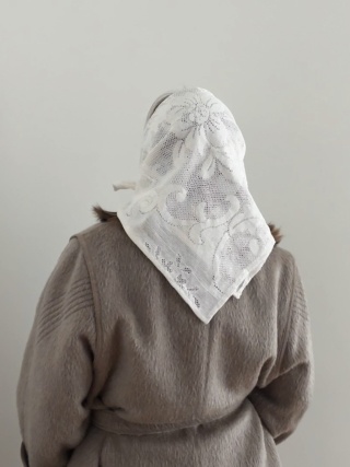 Koronkowa chusta Babinka z upcyclingu obrusu