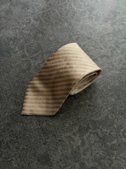 Beżowy krawat w prążki 100% jedwab Beżowy krawat w prążki 100% jedwab