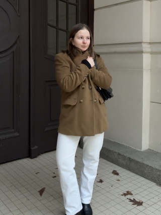 Brązowy wełniany płaszcz o kroju marynarki