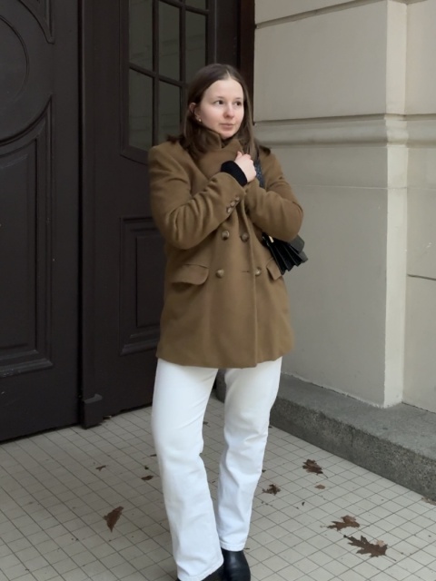 Brązowy wełniany płaszcz o kroju marynarki