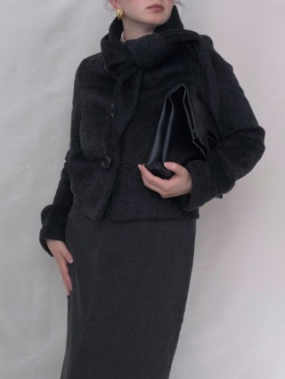 Czarny krótki wełniany płaszcz z wiązanym kołnierzem