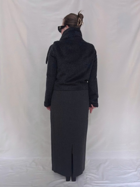 Czarny krótki wełniany płaszcz z wiązanym kołnierzem