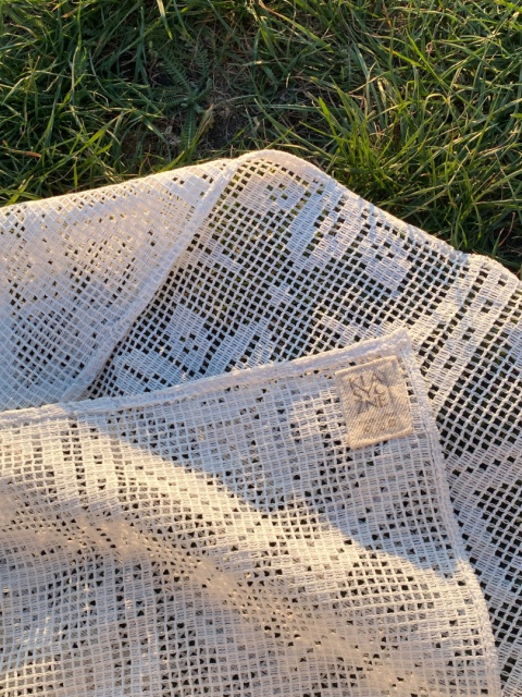 Haftowana chusta Babinka z upcyclingu firanki Haftowana chusta Babinka z upcyclingu firanki