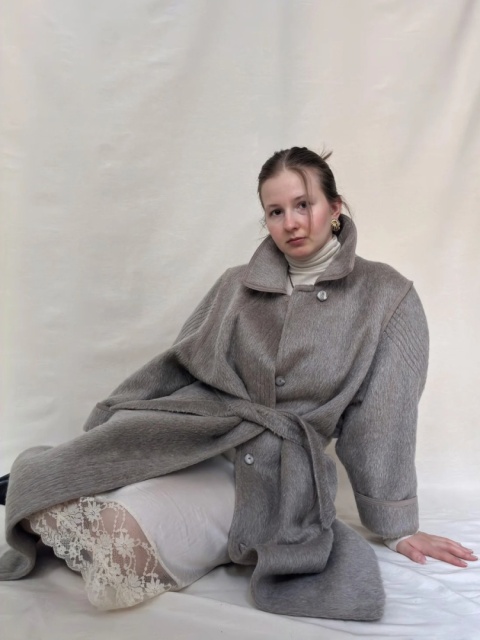 Szary szlafrokowy płaszcz z wełny z lamy