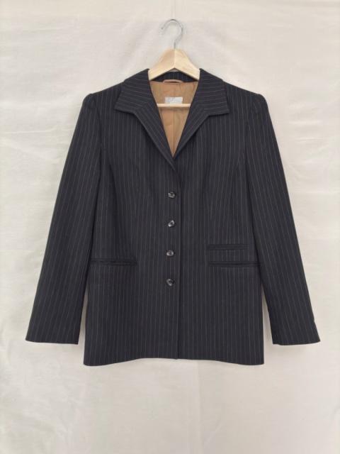 Szary taliowany żakiet w prążki